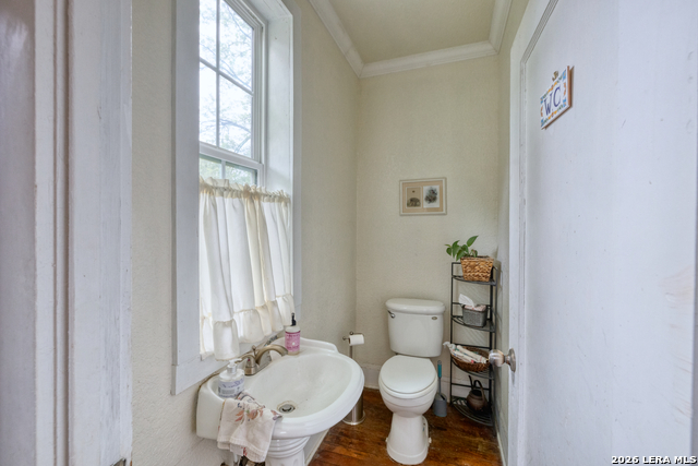 Image 11 of 47 For 218 Leona St W