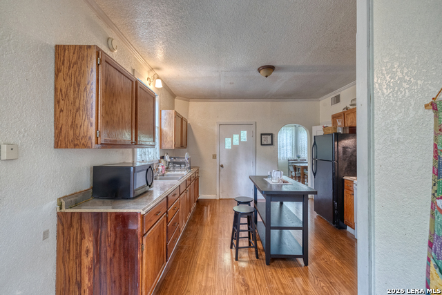 Image 12 of 47 For 218 Leona St W