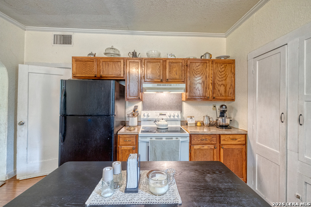 Image 14 of 47 For 218 Leona St W