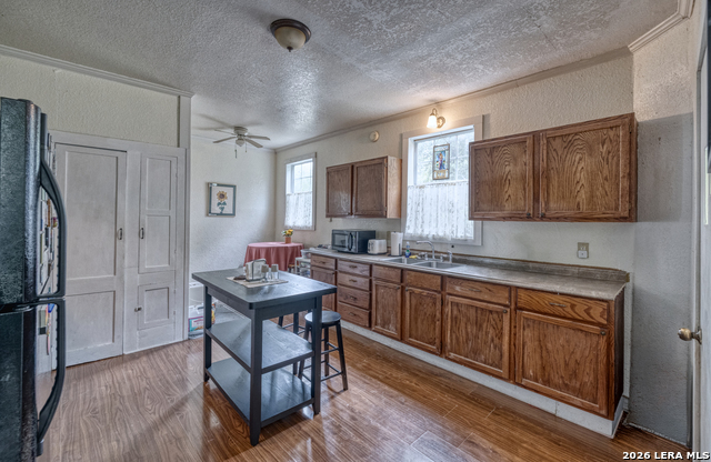 Image 15 of 47 For 218 Leona St W