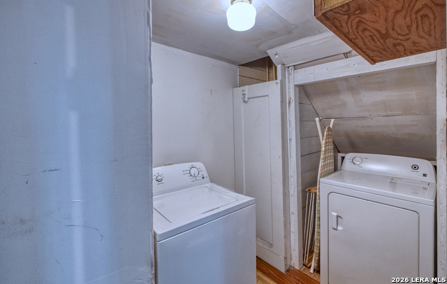 Image 18 of 47 For 218 Leona St W