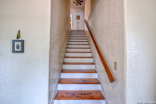 Image 19 of 47 For 218 Leona St W