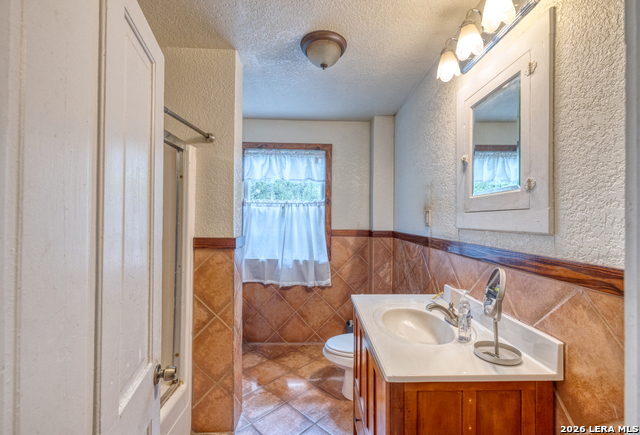 Image 21 of 47 For 218 Leona St W