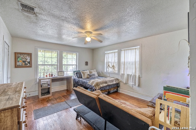 Image 24 of 47 For 218 Leona St W