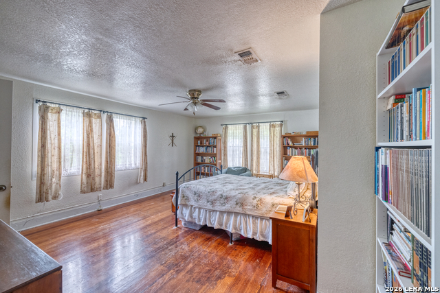 Image 25 of 47 For 218 Leona St W