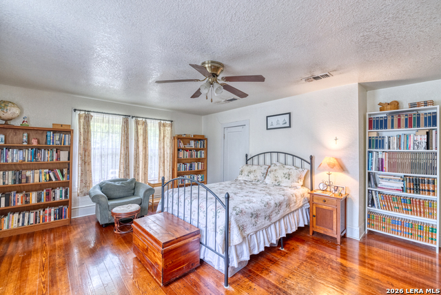 Image 26 of 47 For 218 Leona St W