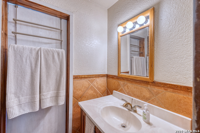 Image 27 of 47 For 218 Leona St W