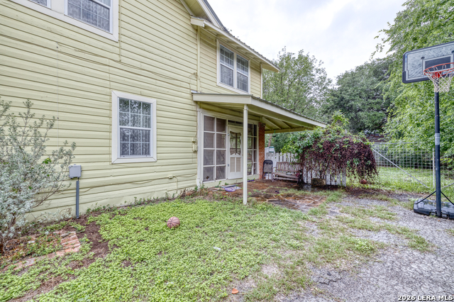 Image 34 of 47 For 218 Leona St W