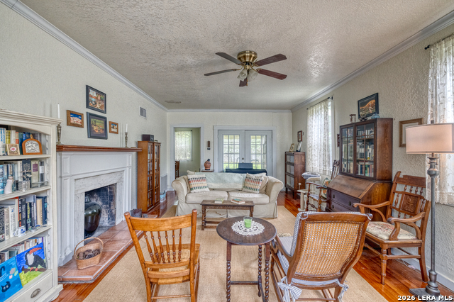 Image 7 of 47 For 218 Leona St W