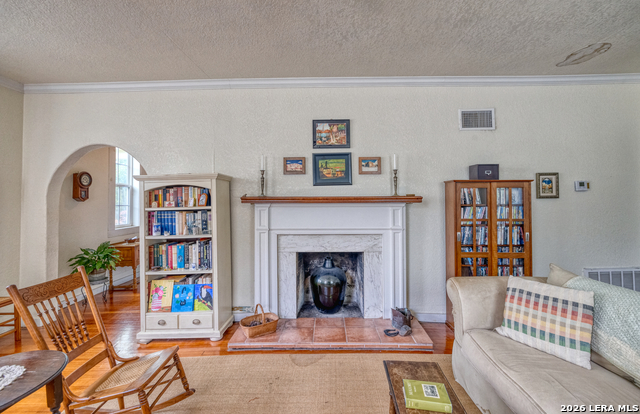 Image 8 of 47 For 218 Leona St W