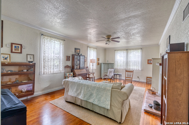 Image 9 of 47 For 218 Leona St W