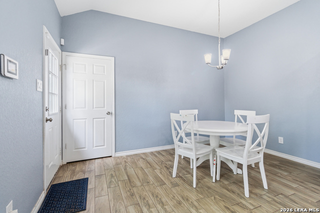 Listing photo id 9 for 1214 Chalmers Ave