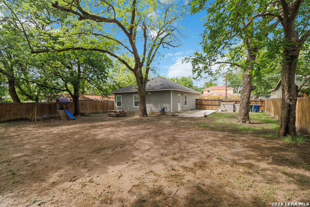 Listing photo id 19 for 1214 Chalmers Ave