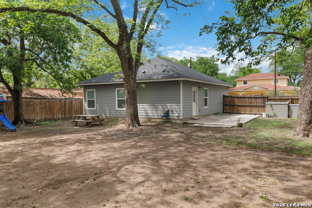 Listing photo id 20 for 1214 Chalmers Ave