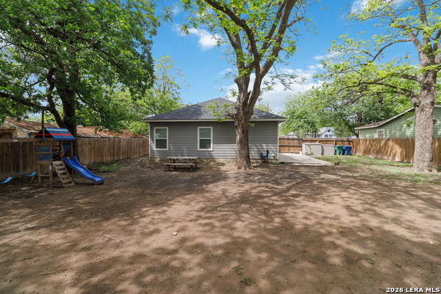 Listing photo id 21 for 1214 Chalmers Ave