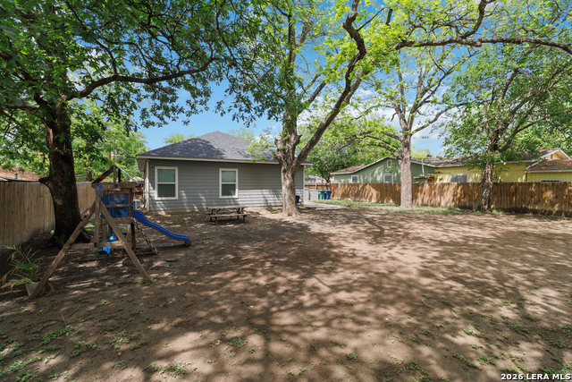 Listing photo id 22 for 1214 Chalmers Ave