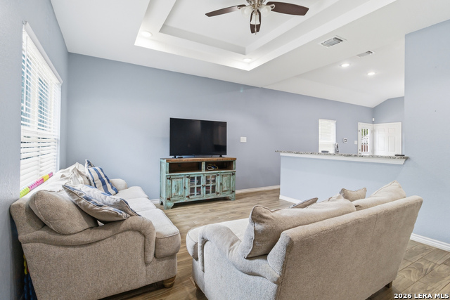 Listing photo id 3 for 1214 Chalmers Ave