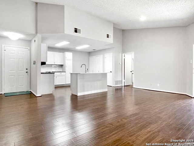 Image 16 of 31 For 11520 Huebner Rd  108