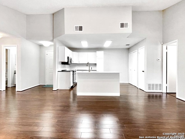 Image 18 of 31 For 11520 Huebner Rd  108