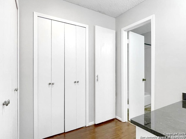 Image 19 of 31 For 11520 Huebner Rd  108