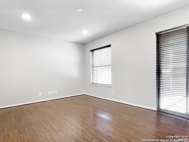 Image 21 of 31 For 11520 Huebner Rd  108