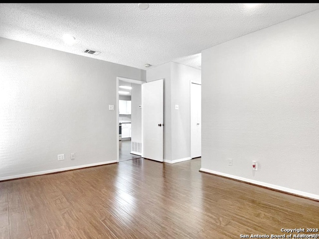 Image 22 of 31 For 11520 Huebner Rd  108