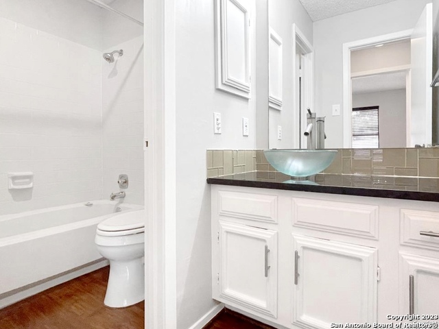 Image 24 of 31 For 11520 Huebner Rd  108