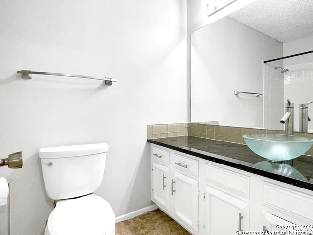 Image 25 of 31 For 11520 Huebner Rd  108