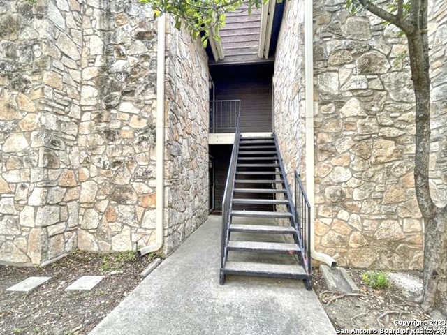 Image 3 of 31 For 11520 Huebner Rd  108