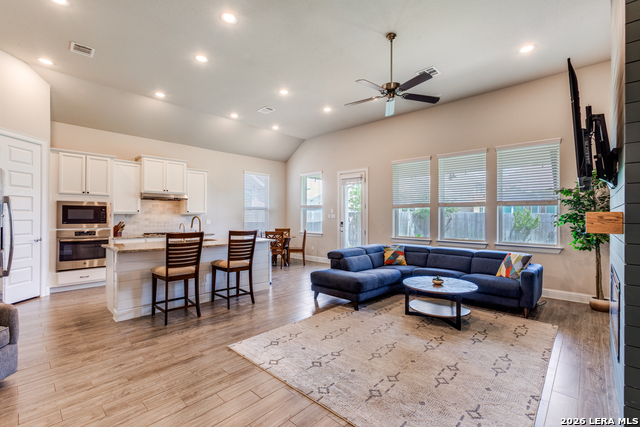 Listing photo id 5 for 17125 Casanova