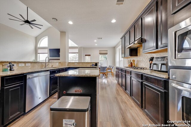 Listing photo id 10 for 23902 Alpine Ldg