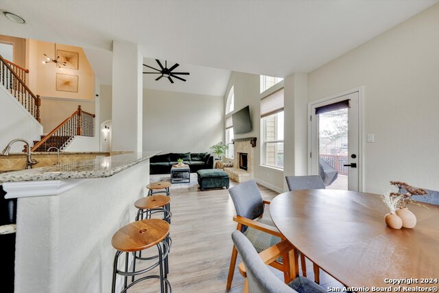 Listing photo id 12 for 23902 Alpine Ldg