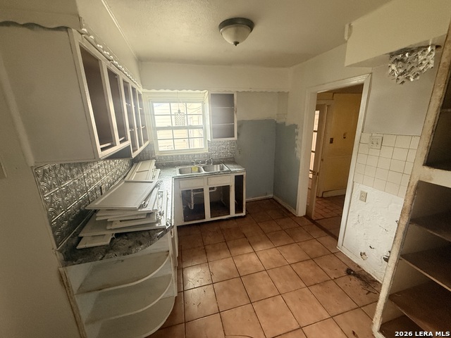 Image 12 of 23 For 470 Amber St E