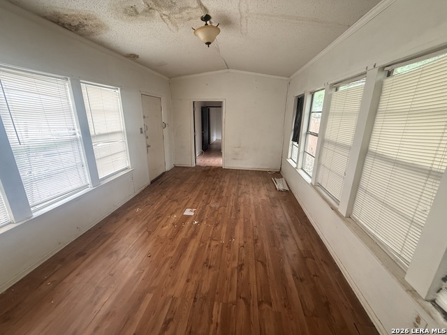 Image 18 of 23 For 470 Amber St E