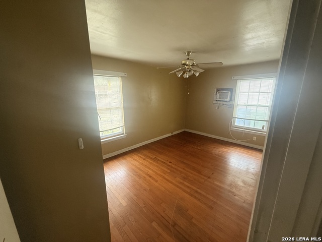 Image 5 of 23 For 470 Amber St E