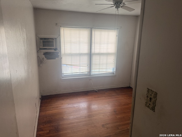 Image 7 of 23 For 470 Amber St E