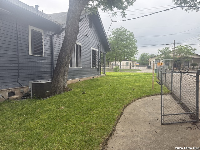 Image 18 of 21 For 1416 Trinity St N