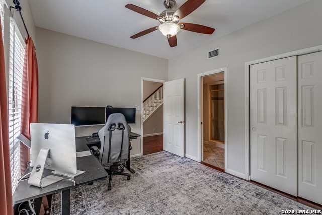 Listing photo id 11 for 2310 Oak Castle