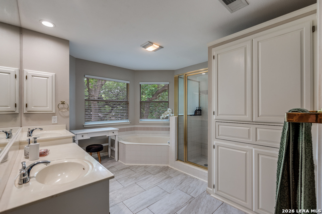 Listing photo id 18 for 2310 Oak Castle