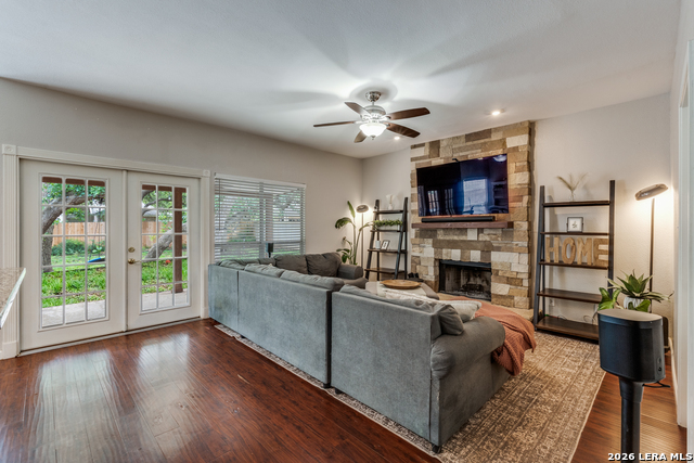 Listing photo id 3 for 2310 Oak Castle