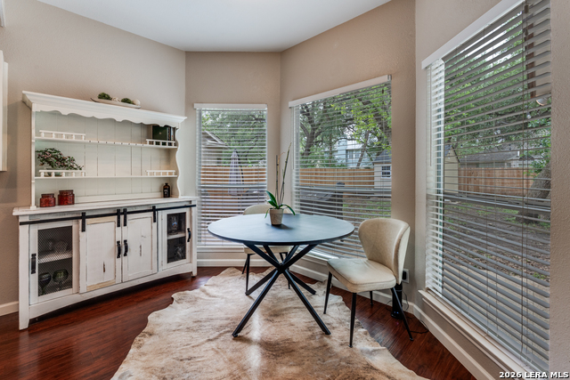 Listing photo id 7 for 2310 Oak Castle