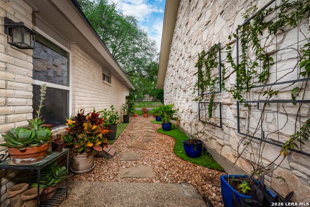 Image 33 of 44 For 16930 Summer Creek Dr