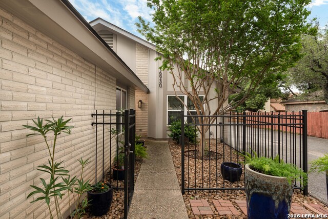 Image 4 of 44 For 16930 Summer Creek Dr