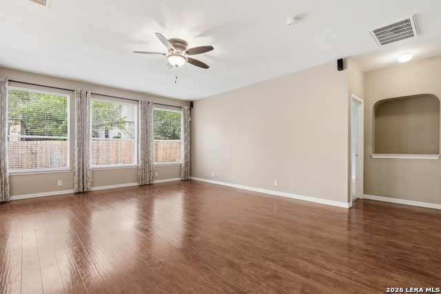 Listing photo id 4 for 4719 Emden Hollow