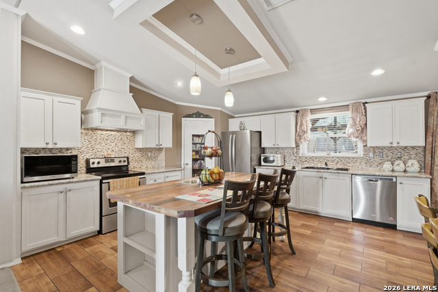 Listing photo id 8 for 24231 Post Oak View