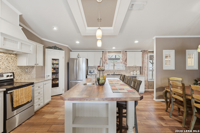 Listing photo id 9 for 24231 Post Oak View