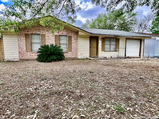 Details for 1106 Hutchinson St E, Beeville, TX 78102