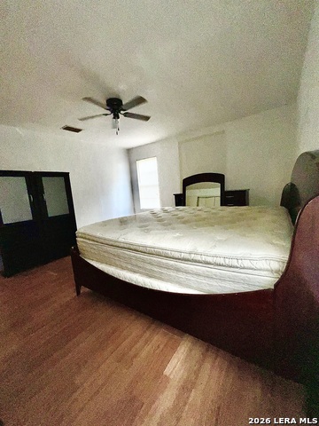 Listing photo id 9 for 1106 Hutchinson St E