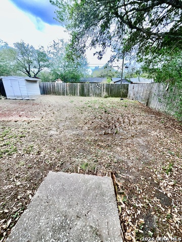 Listing photo id 12 for 1106 Hutchinson St E