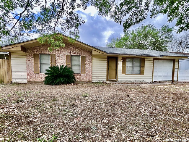 Listing photo id 0 for 1106 Hutchinson St E